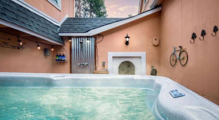 Vacation home with hot tub — photo 3