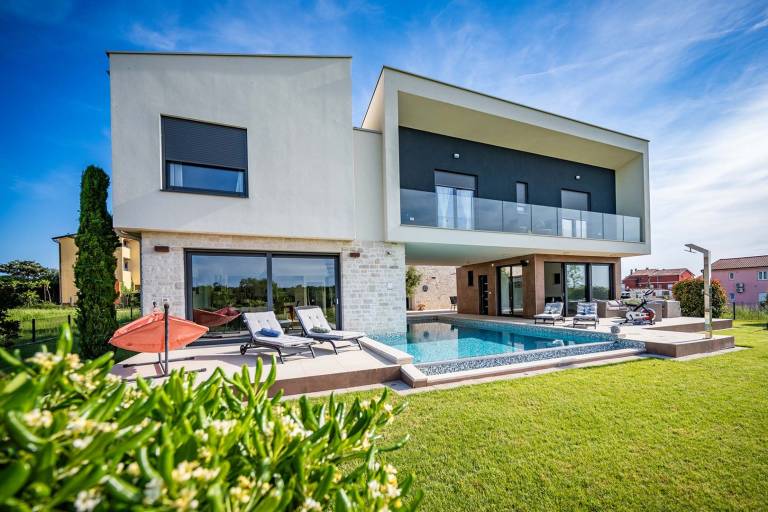 Fully equipped villa with terrace, fast internet & yard | Sea view | Pets allowed in Novigrad