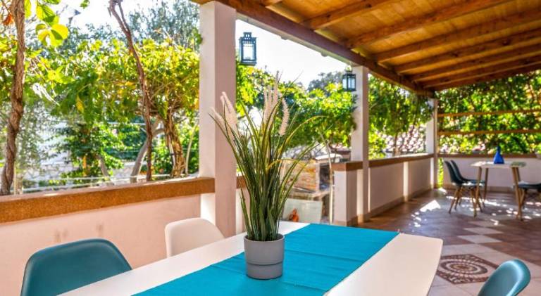 Holiday apartment with terrace, garden & grill — photo 4