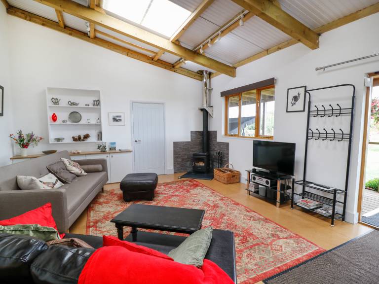 Family-friendly pleasant cottage with BBQ & yard | Pets are welcome — photo 5
