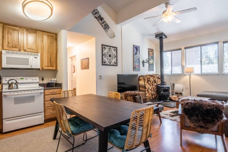 Family-oriented condo with sauna, jacuzzi & pool | Mountain view | Close to the ski | Pet-friendly — photo 2