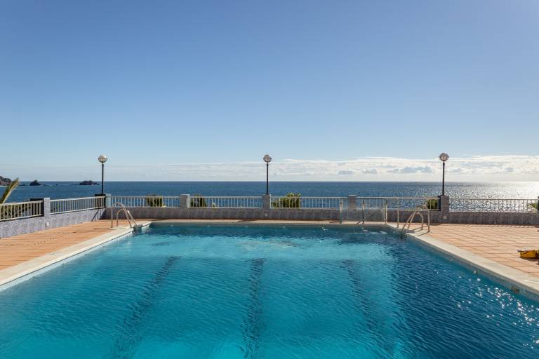 Fully equipped apartment with pool, fast internet & patio | Beach view | Next to the beach | Dogs allowed — photo 2
