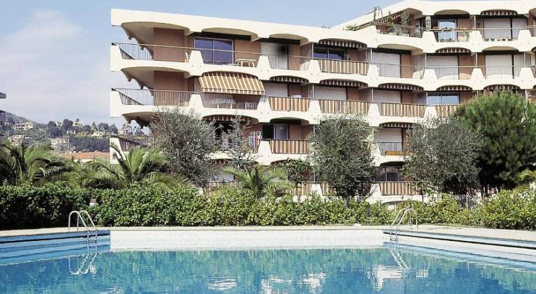Serviced apartment with terrace & pool | Pet-friendly — photo 2