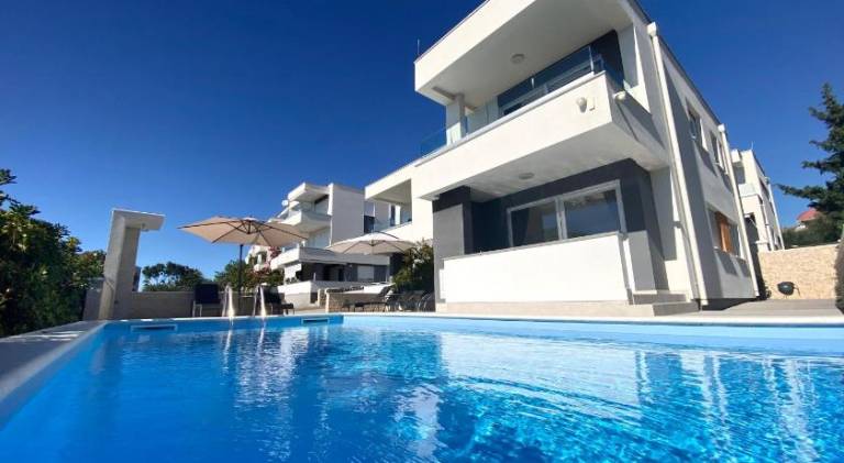 Pleasant apartment with pool | Pet-friendly in Novalja