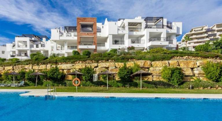 Fully equipped spacious holiday apartment with garden, private pool & patio | Perfect for remote work | Dogs allowed in Benahavis