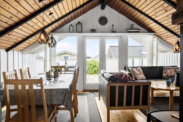 Vacation home with yard, patio & BBQ — photo 5