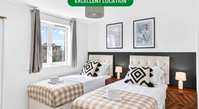 Stylish Townhouse with Driveway Parking, Pool Table, Super-Fast Wifi and Smart TVs by Yoko Property in Bedford