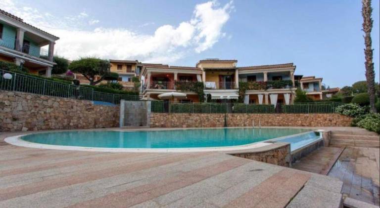 House with pool — photo 3
