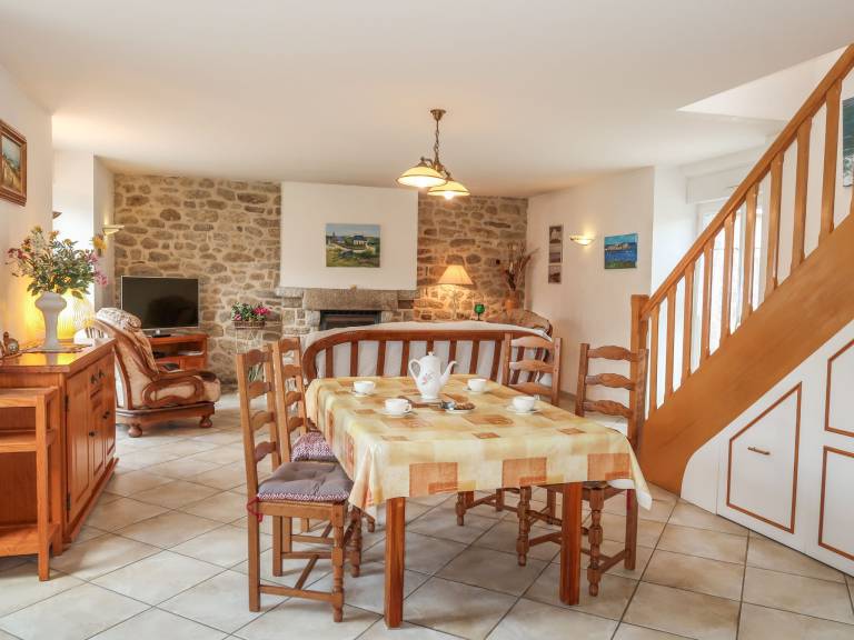 Vacation home with grill, garden & patio — photo 4