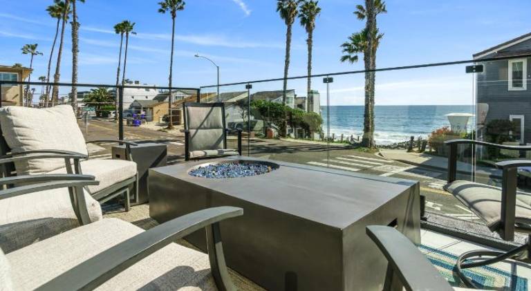 Vacation home with hot tub — photo 2