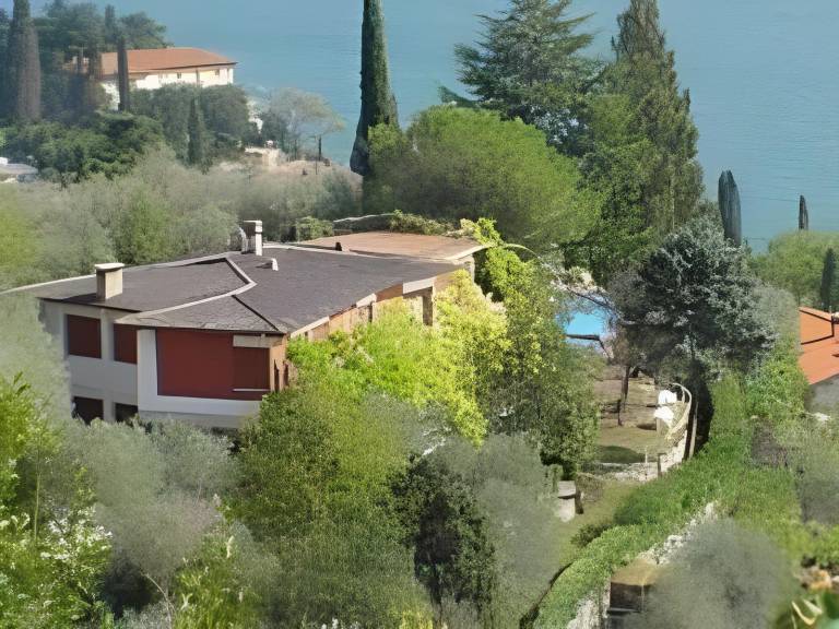 Serviced apartment with pool, BBQ & yard | Pets are welcome in Gardone Riviera