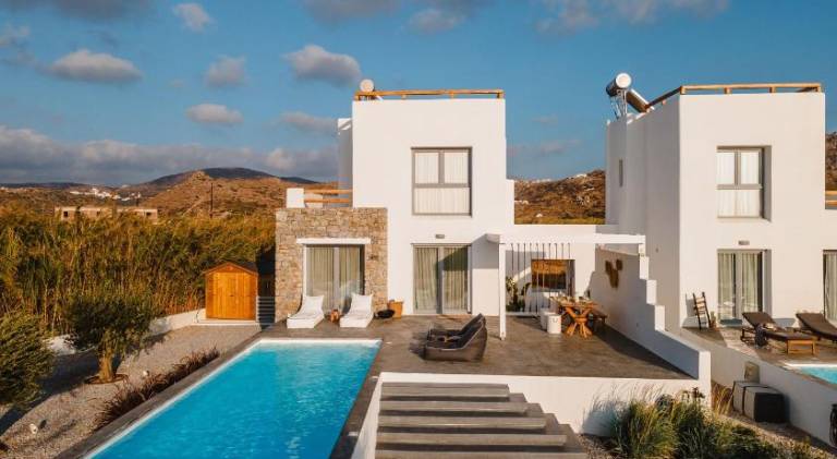 Villa with yard, patio & private pool — photo 3