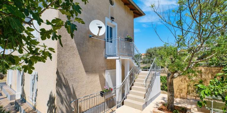 Apartment with patio & yard — photo 4