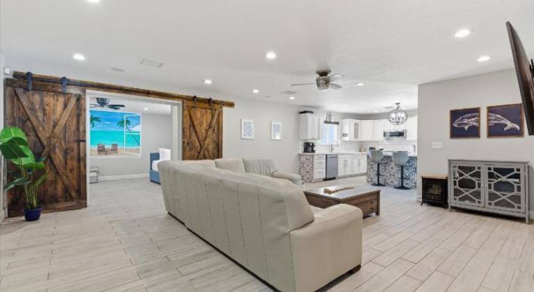 Spacious vacation home with pool | Pet-friendly — photo 5