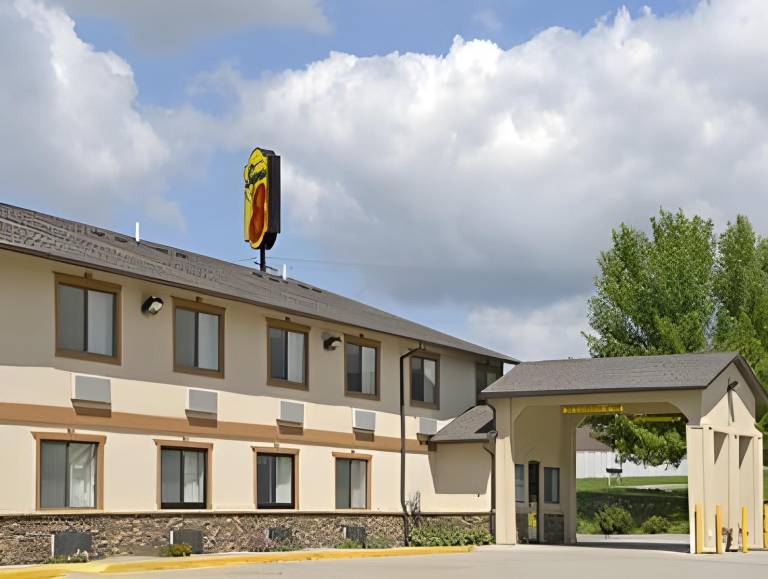 Super 8 By Wyndham Newton in Newton, IA