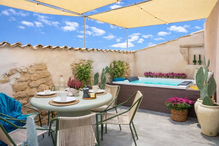 Family-oriented beautiful rental apartment with jacuzzi & terrace | Pet-friendly — photo 2