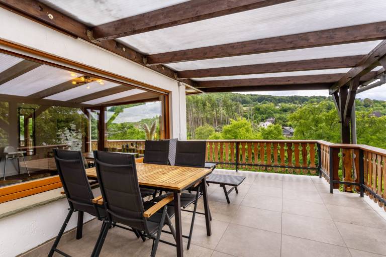 Holiday apartment with fast internet, terrace & garden | City view — photo 2
