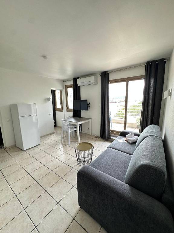 Nice holiday apartment with patio & garden | Beach nearby | Dogs allowed in Antibes