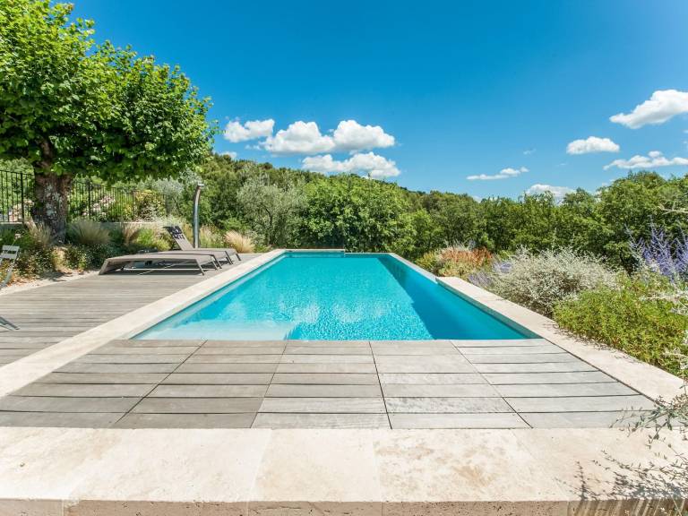 Spacious vacation home with patio, pool & barbeque — photo 3