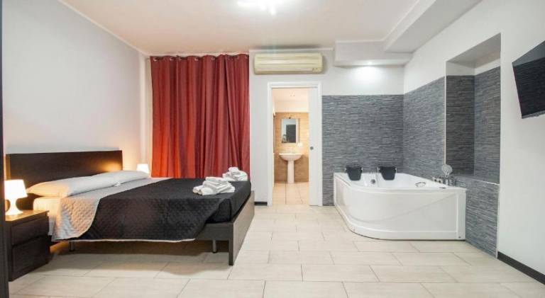 Royal Playa Suite and Apartament -private parking- self chek out — photo 2