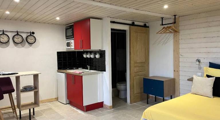Serviced apartment with terrace & yard — photo 3
