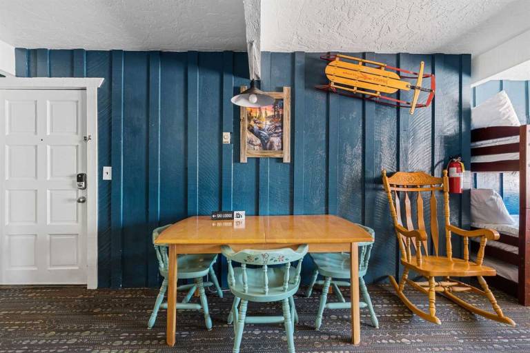 Village Suites Inn. Kodiak Bear, Perfect Location in the Village, fully equipped upstairs unit. — photo 3