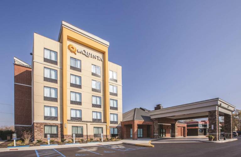 La Quinta Inn & Suites by Wyndham Philadelphia Airport in Essington, PA