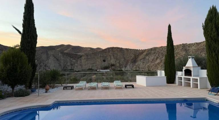Villa with private pool, barbecue & yard — photo 3
