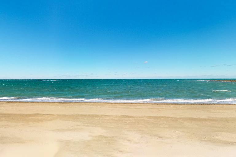 Walk to Sandhills Beach! Sunny Group Getaway — photo 3