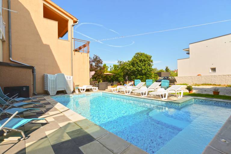 Rental apartment with heated pool, BBQ & terrace — photo 2