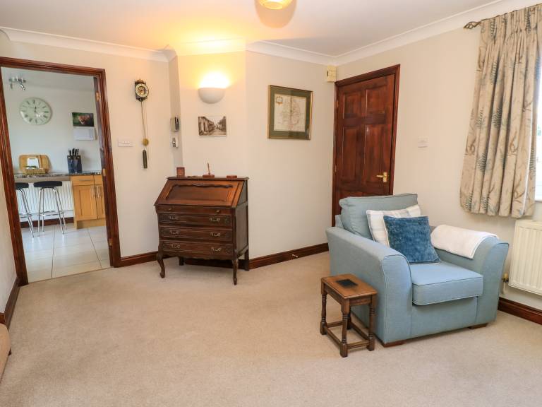 Cottage with garden — photo 4