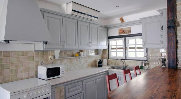 Fully equipped nice house with BBQ, yard & heated pool | Good for workation | Pets allowed — photo 3