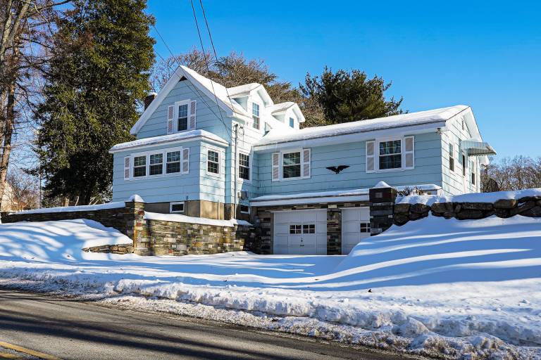 Stratford Family Home Near Forest & Historic Sites — photo 4