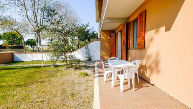 Villa with yard & barbeque | Garden view — photo 3