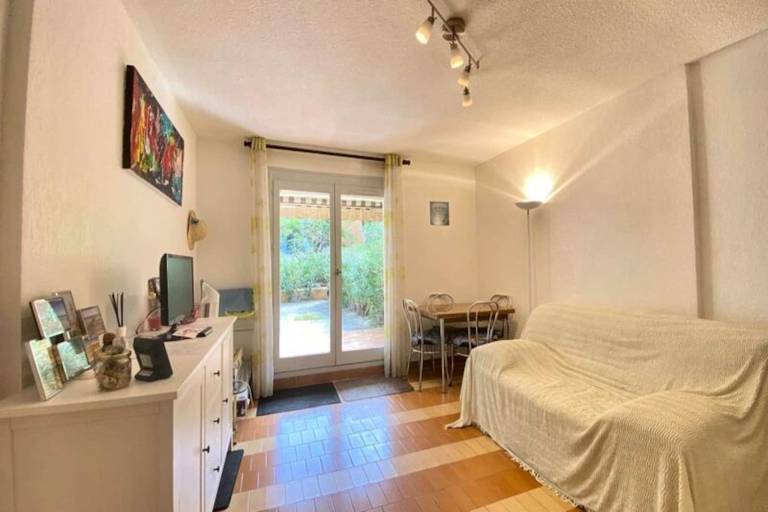 Holiday apartment with yard & terrace | Garden view | Next to the beach | Dogs allowed in La Grande-Motte