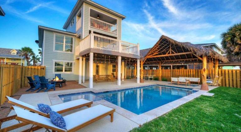 Fully equipped pleasant vacation home with pool & grill | Beach nearby | Pet-friendly in Port Aransas, TX