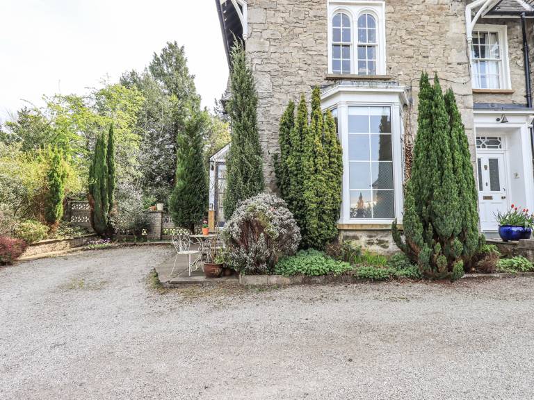 Cottage with garden & barbecue — photo 2