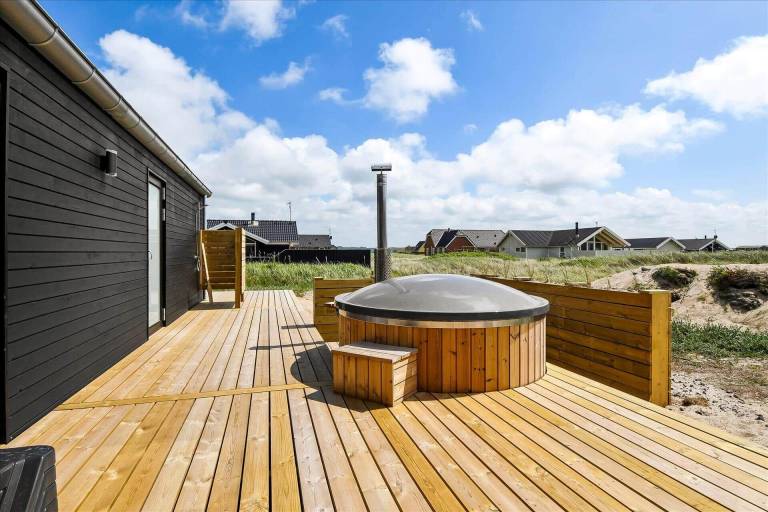 Vacation home with terrace, jacuzzi & grill — photo 2