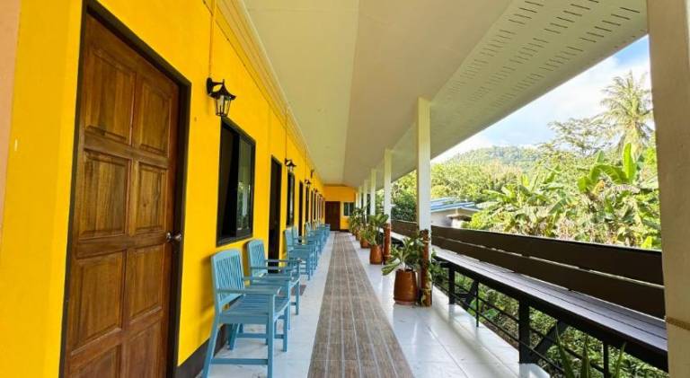 Serviced apartment with patio & garden — photo 3