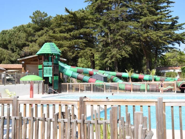 Child-friendly beautiful mobile home with patio & heated pool | Pets allowed — photo 2