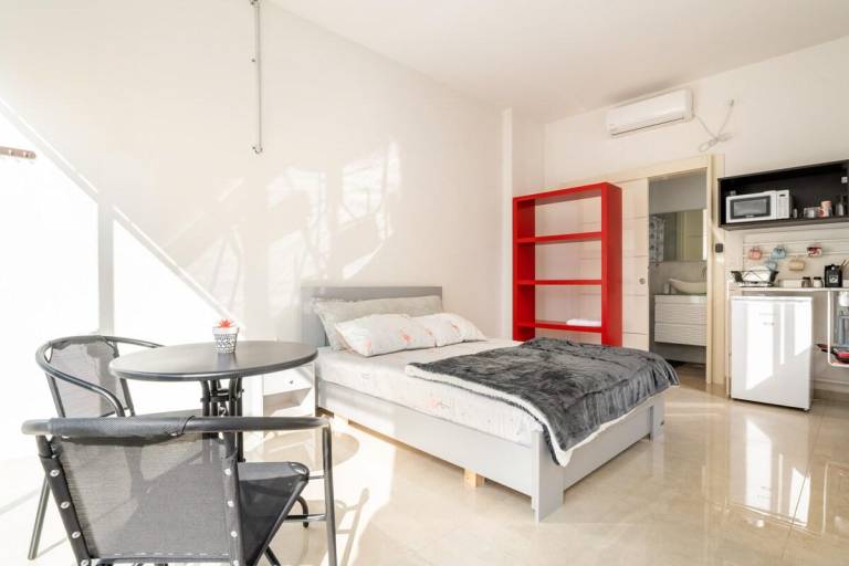 Holiday apartment with barbeque & yard — photo 2