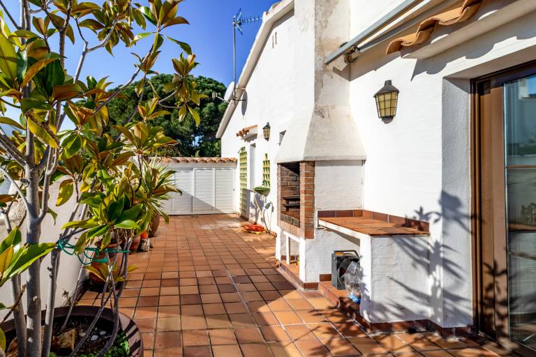 Apartment with pool, garden & patio | Beach view — photo 5