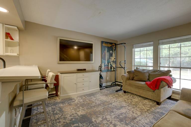 Near Airport & Interstate: Houston Area Townhome — photo 4