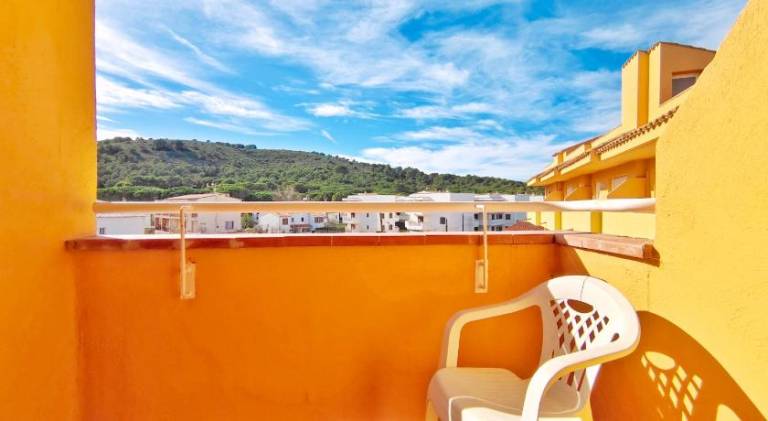 Holiday apartment with yard, pool & patio | Beach nearby | Pet-friendly — photo 4