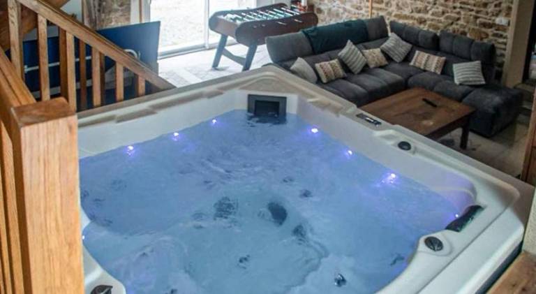 House with hot tub & pool — photo 5