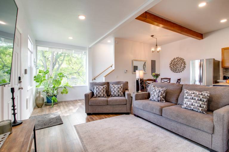 1 Mi to Dtwn Coos Bay: Sleek Apt w/ Deck & Views! — photo 3