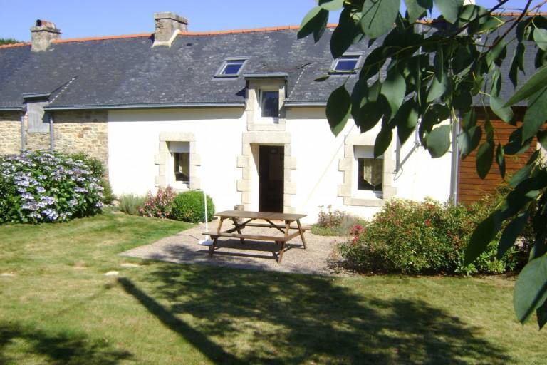 Gite with barbecue, garden & patio in Pontivy
