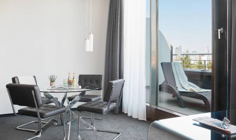 Lovely serviced apartment with patio | Good for workation | Pets allowed — photo 5