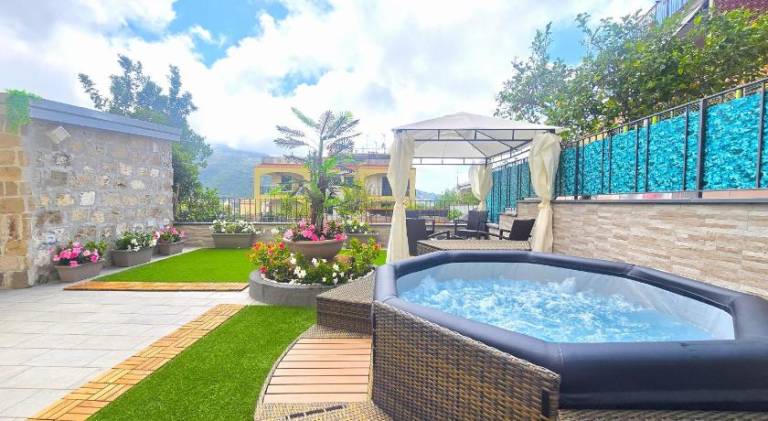Grazy Home - Bright new Apt with Terrace and Seasonal Pool — photo 3