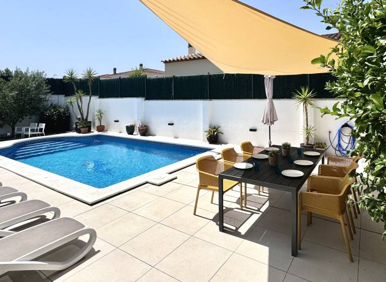 Villa with grill, private pool & yard — photo 3